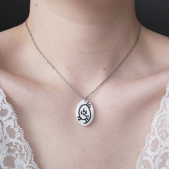 Iridescent Victorian Gothic floral necklace with a small silver chain - Picture 3 of 11